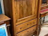 une armoire en bois surmontée d'un miroir