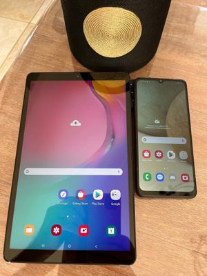 Deux Samsung Galaxy Tab sont posées l'une à côté de l'autre sur une table