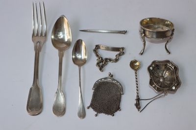 de nombreuses cuillères, fourchettes et autres couverts en argent sur la table
