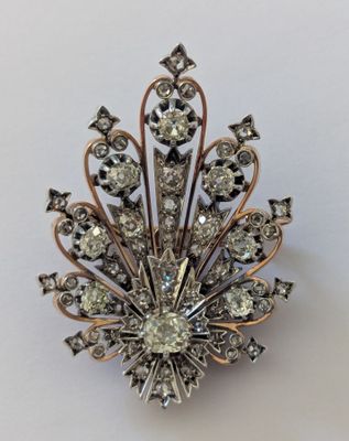 une photo d'une broche sertie de nombreux diamants