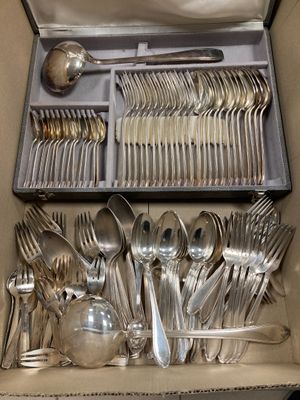 une boîte contenant de l'argenterie