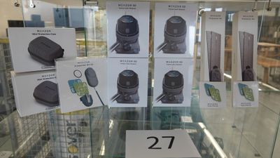de nombreux articles exposés dans une vitrine de magasin