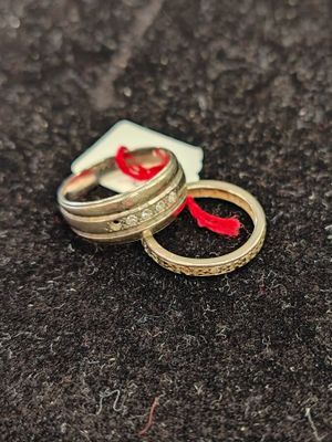 Lot composé de deux bagues en or gris 585°/°° : une alliance…