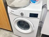 un lave-linge et un sèche-linge placés l'un à côté de l'autre