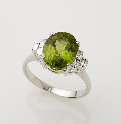 Bague en or blanc 750°/.(18K) 4g15 ornée d'un péridot de tai…