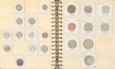 un livre sur lequel figurent toutes sortes de pièces de monnaie différentes