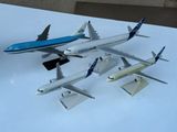 trois maquettes d'avions posées sur une surface blanche