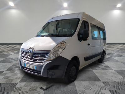 la photo d'une camionnette blanche garée dans une pièce
