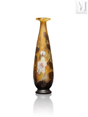 un vase en verre avec un motif floral