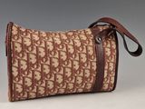 une image représentant un sac marron et blanc muni d'une bandoulière marron