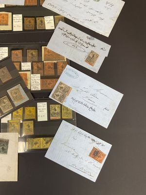 plusieurs types de timbres et d'enveloppes posés sur une table