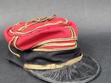 un chapeau rouge et noir posé sur un chapeau noir