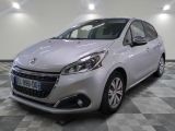 la voiture argentée est garée sur un sol en damier dans le garage