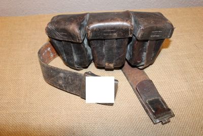 une sangle attachée à un sac à main posé sur une table