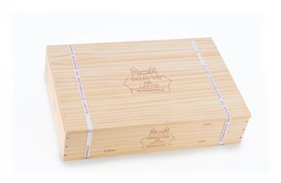 La boîte est en bois et porte un logo.