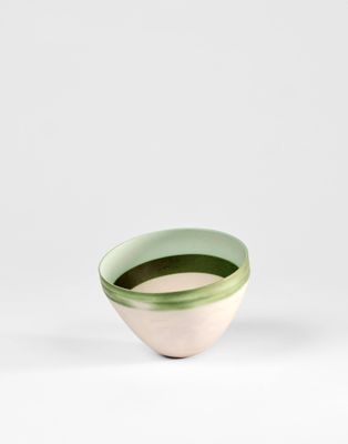 petit bol vert et blanc sur fond blanc