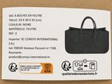 une photo d'un sac noir sur fond marron