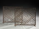 une paire de paravents anciens en fer aux motifs complexes