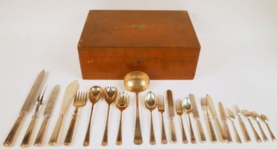 une boîte en bois contenant de l'argenterie sur une table