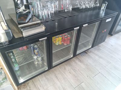 un comptoir noir sur lequel sont posés plusieurs verres