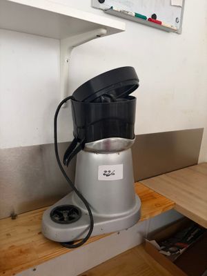 une cafetière posée sur une étagère dans un coin de la pièce