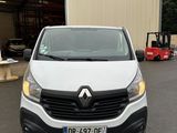 l'avant d'une camionnette blanche garée devant un immeuble