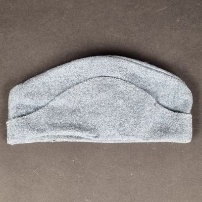 un gros plan d'un bandeau gris posé sur une surface marron