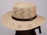 chapeau de paille beige avec un ruban en cuir marron et un ruban en cuir marron
