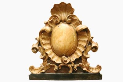 une horloge en bois ornée d'un motif décoratif