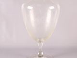 un vase en verre transparent posé sur une table blanche