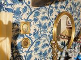 une photo d'une pièce avec une horloge et un miroir