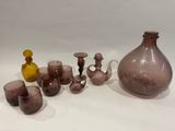 un grand nombre de vases posés sur une table