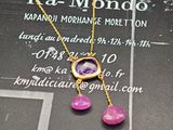 une photo d'une photo d'un collier orné de deux cœurs