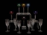 de nombreux verres à vin de différentes couleurs posés sur une étagère