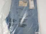 l'arrière d'un jean bleu emballé dans du plastique