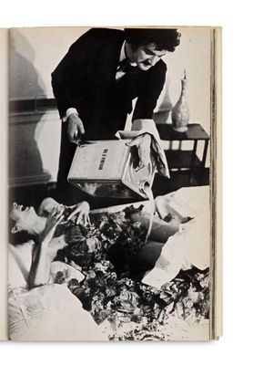 photographie en noir et blanc d'une femme allongée sur un lit à côté d'un homme qui lit un livre