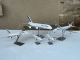 quatre maquettes d'avions posées sur une table blanche