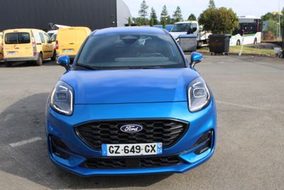 l'avant d'une Ford Fiesta bleue garée sur un parking