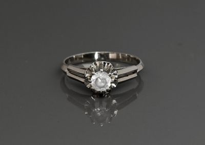 une bague de fiançailles ornée d'un diamant blanc sur un fond noir