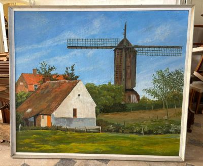 une photo d'un tableau représentant un moulin à vent dans un champ