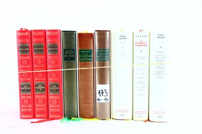 plusieurs livres sont alignés sur une surface blanche