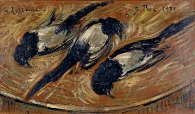 trois oiseaux perchés ensemble sur une assiette