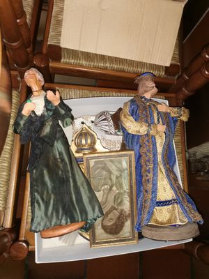 deux figurines assises sur une chaise
