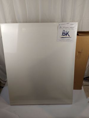 un réfrigérateur-congélateur blanc posé sur une feuille de papier blanche