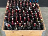 plusieurs bouteilles de vin rangées dans une caisse en bois