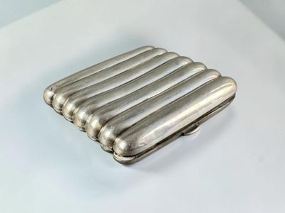 étui à cigarettes plaqué argent comportant six compartiments sur un fond blanc