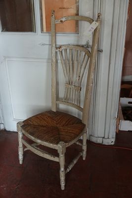 CHAISE CHAUFFEUSE paillée en bois laqué blanc. Le dossier si… - Photo 1