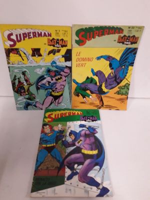 trois bandes dessinées DC Comics posées sur une surface blanche