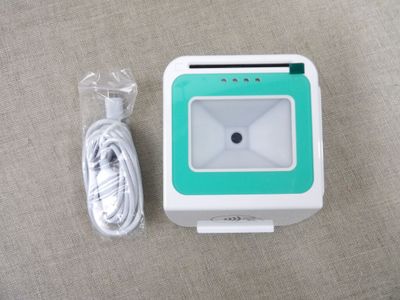 un appareil électronique vert et blanc muni d'un chargeur