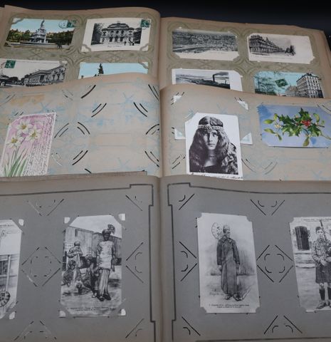 Lot de 3 albums de cartes postales divers. Incomplets